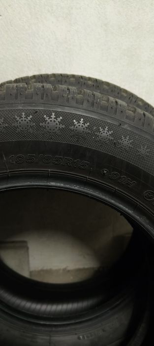 Продавам два броя зимни гуми Lassa