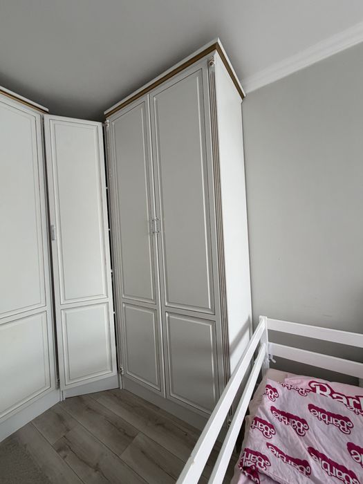 Продам шкаф угловой вместительный