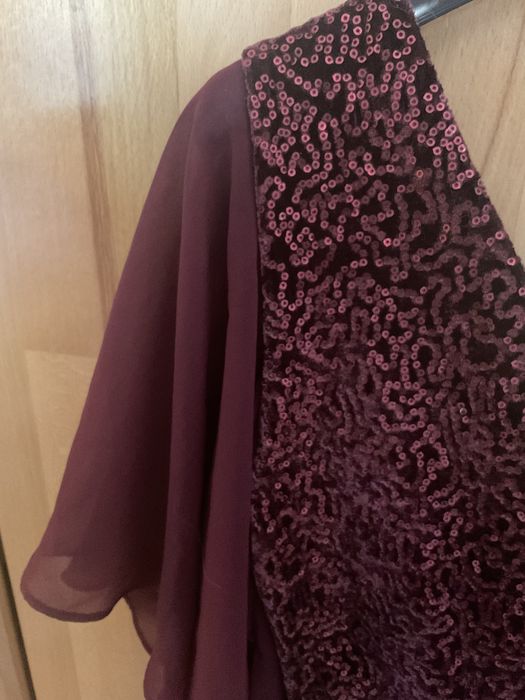 Кадифе,цялата с шити пайети рокля JUNONA,с ръкав пеперуда,размер М