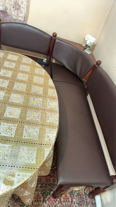 Продаю  стол с угловым диваном