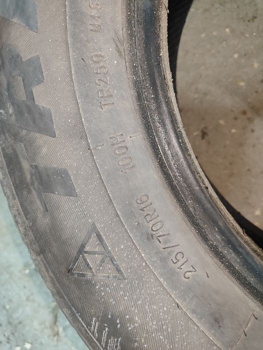 Продам комплект шин 215/70R16