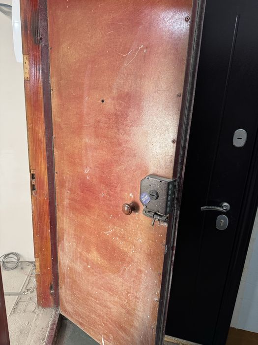 Продам входную дверь ! Срочно