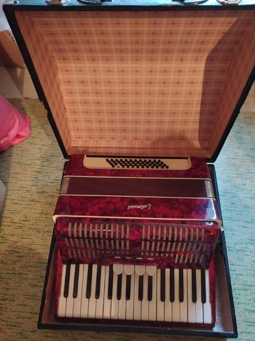 Акордеон Weltmaister с куфар, 48 баса