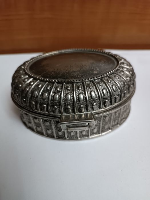 Продавам изящна кутийка за бижута