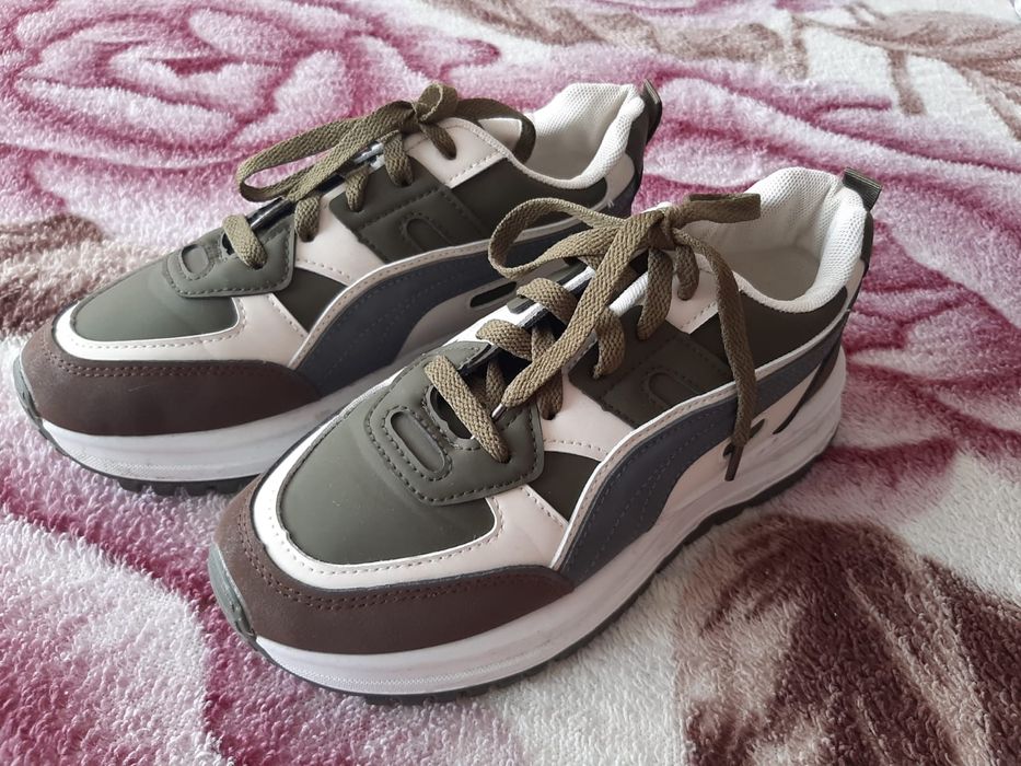 Кроссовки женские 40(на39)