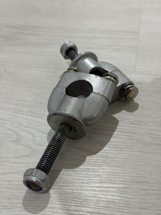 Mototsiklga rul derjatel bobber variant