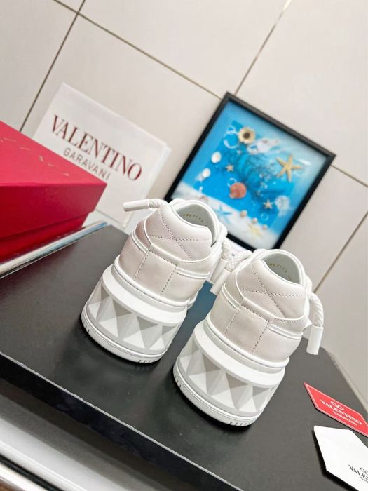 Valentino Garavani One Stud XL Leather Sneakers , Poze Reale