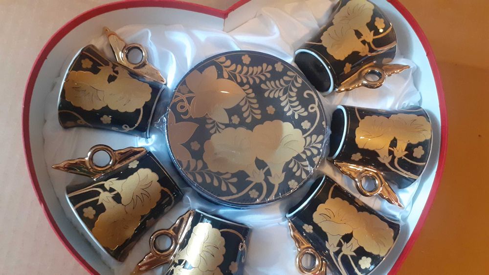 Set 6 cesti de cafeau aurite cu farfurioare ( NOU)