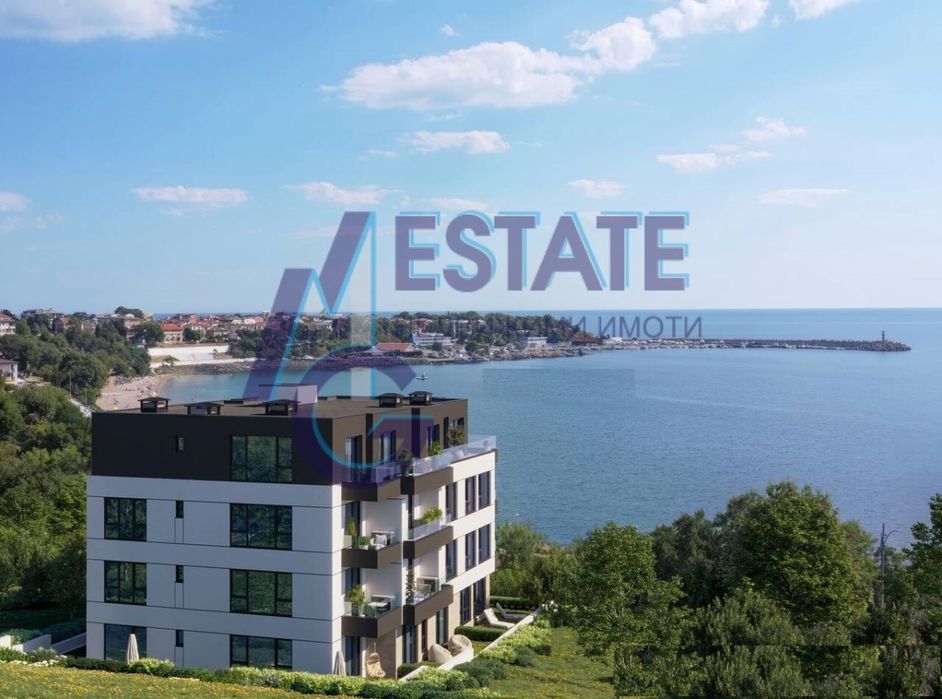 Тристаен апартамент 91 кв.м. на ПЪРВА ЛИНИЯ МОРЕ със собствен двор