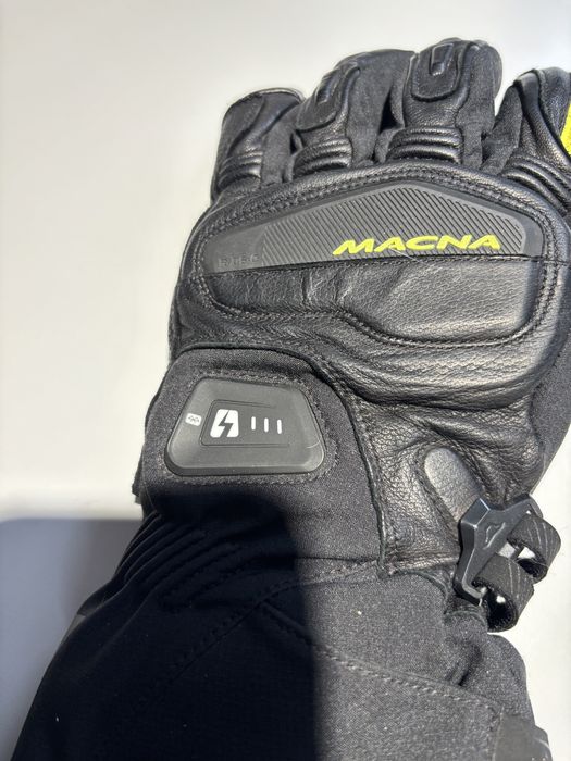 Manusi incalzite moto macna