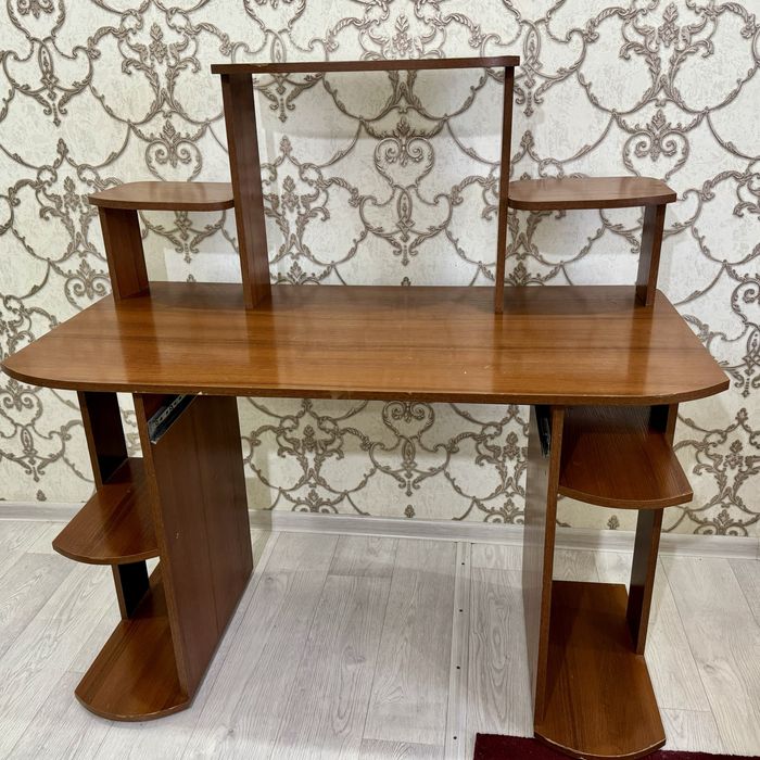 Продаётся компьютерный стол.