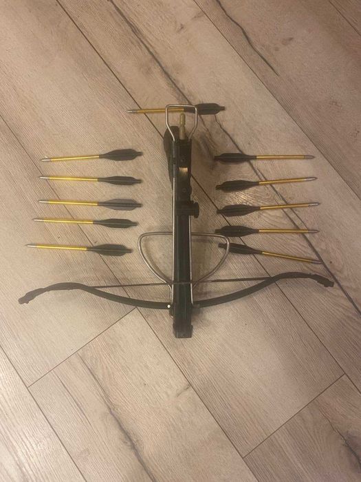 Продавам арбалет със стрели