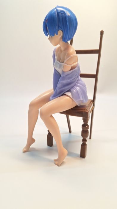 Аниме фигурка из " Жизнь с нуля в альтернативном мире". Рем со стулом.