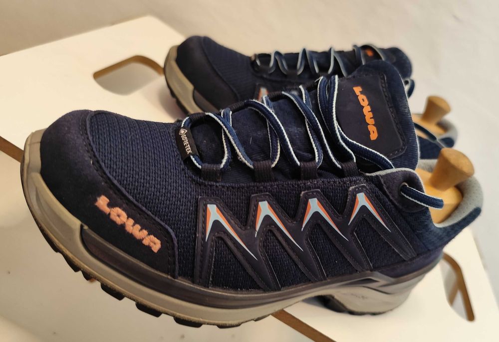 Pantofi trekking 39 drumetie LOWA piele naturala materiale profesionale