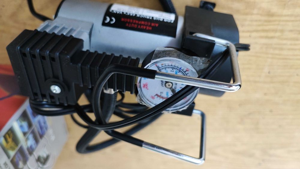 Продавам автомобилен компресор за гуми на 12v