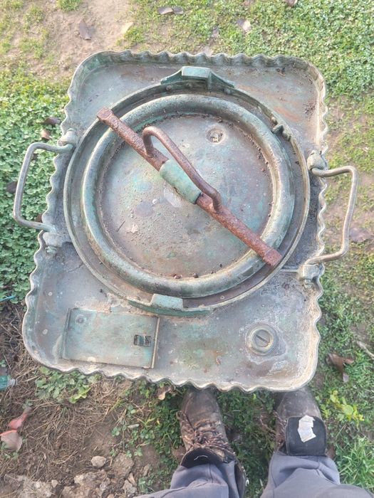 Vas din alama cu capac ermetic
