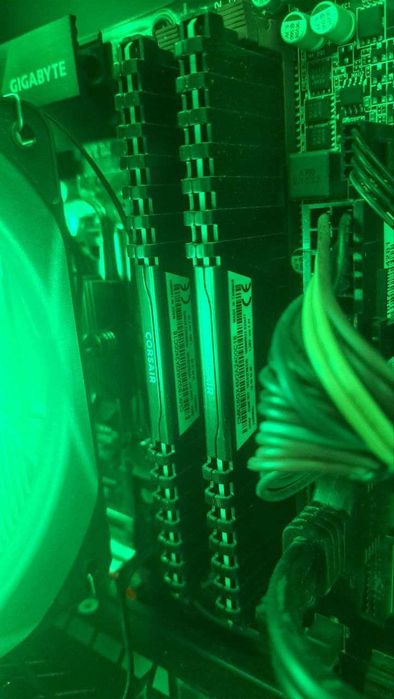 Оперативка Corsair Vengeance LPX DDR4 8GB 2400Mhz