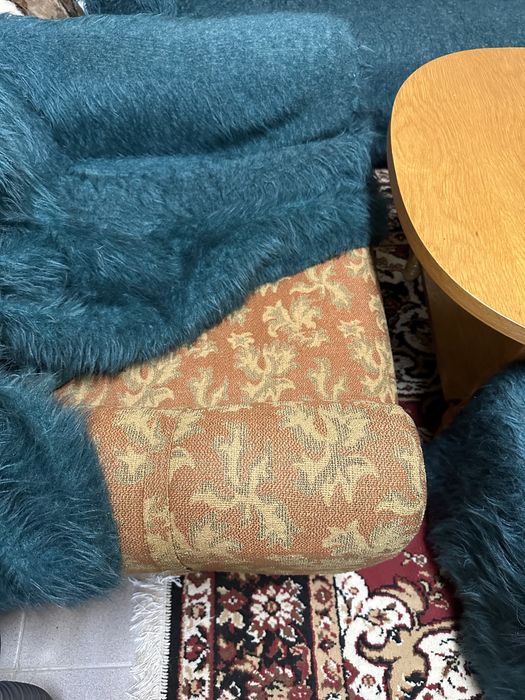 Диван с два футьола и две табуретки