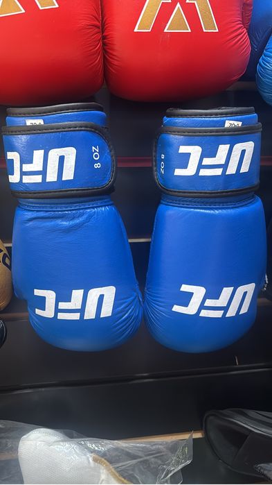 Бокс инвентари шлемы, капы, перчатки, форма