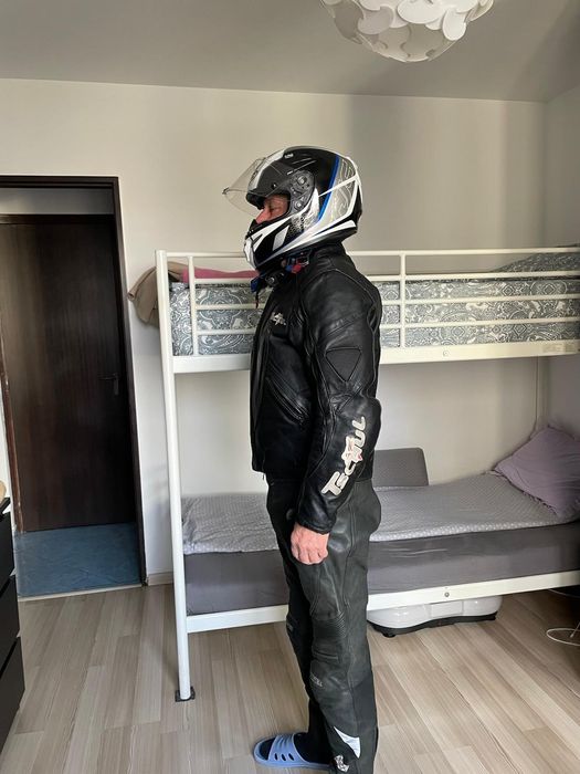 Vand echipament moto din două piese