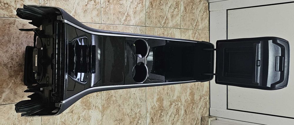 Тесла 3 Централна конзола