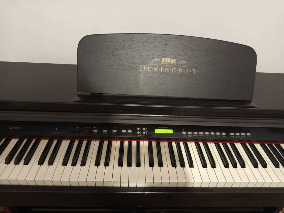 Vând Pian Hemingway DP-501