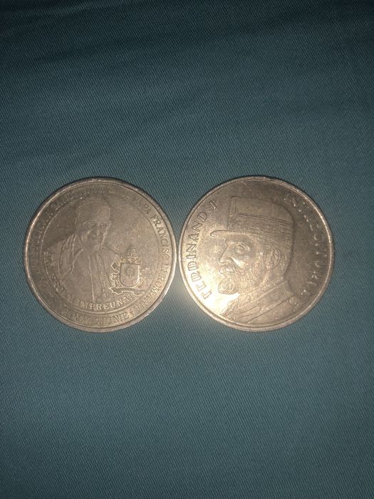 Vând 2 monede vechi și de colecție