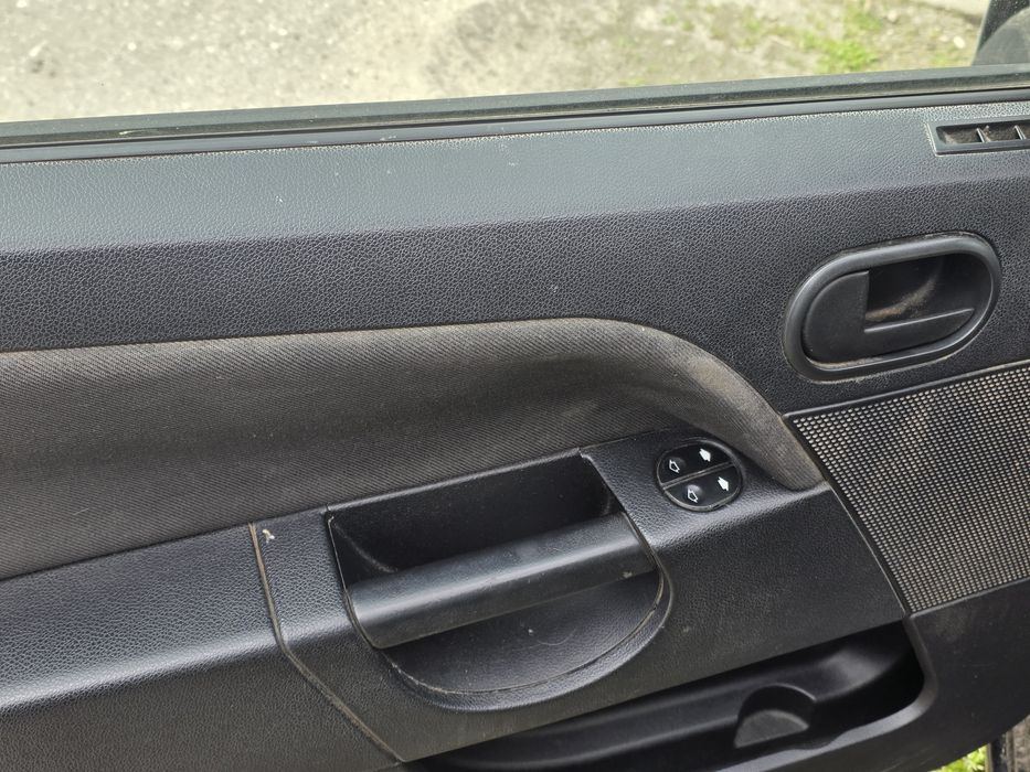 Vand Ford Fiesta, 4200 lei negociabil,