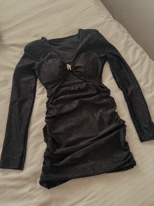 Къса черна рокля