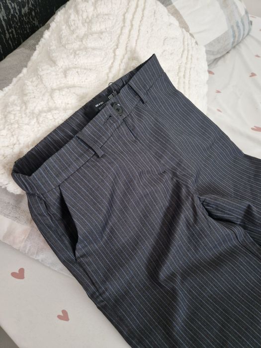 Pantaloni noi cu eticheta