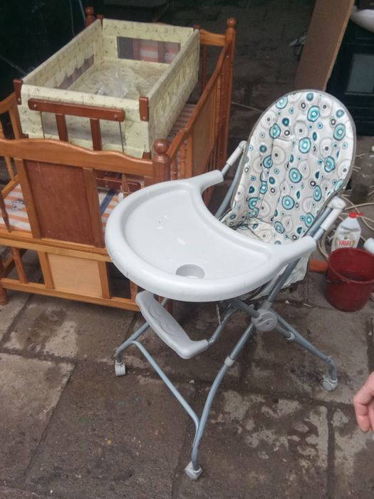 Кроватка и стульчик для ребенка