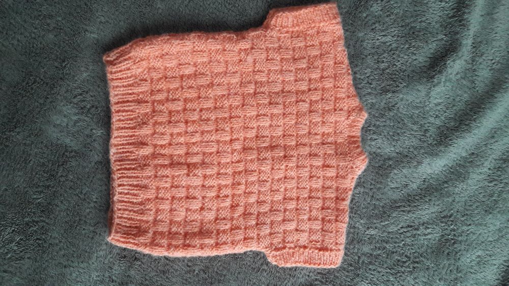 Детско ръчно плетено пуловерче