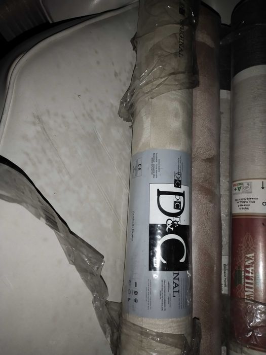 Разного цвета и размера обои, остаток после ремонта