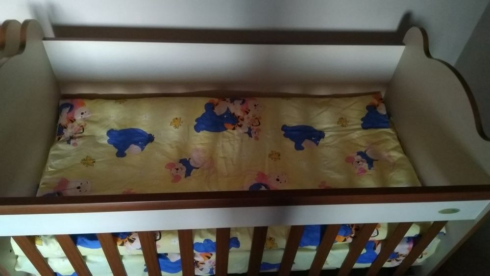 Продавам две детски легла .