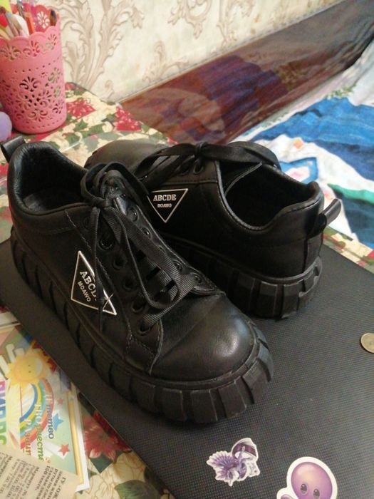 Продам кроссовки на девочку