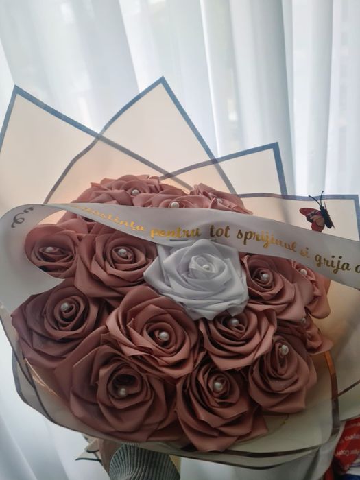 Buchet de flori handmade – trandafiri satinati 

Vând buchet elegant realizat manual din