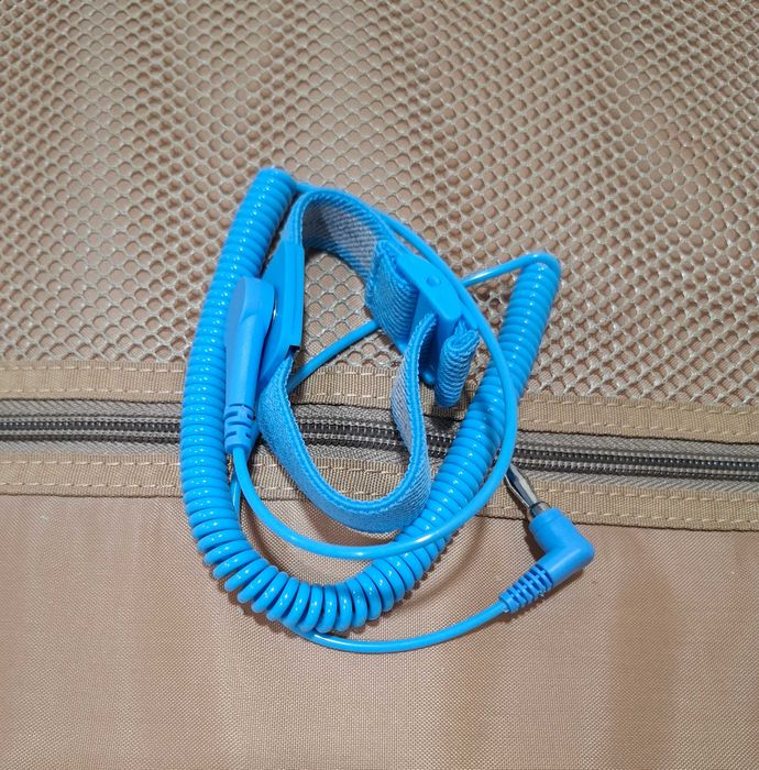 Антистатический ремешок на запястье