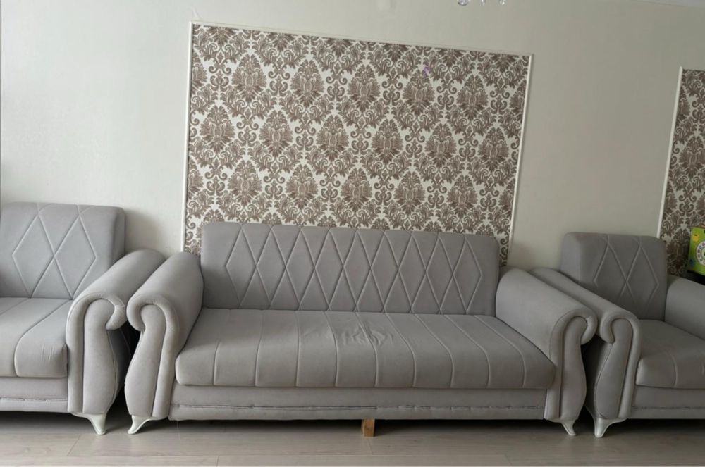 Продам диван в сером цвете и два кресло