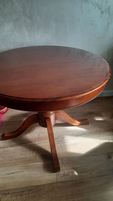 Vând masa plus 4 scaune lemn masiv.