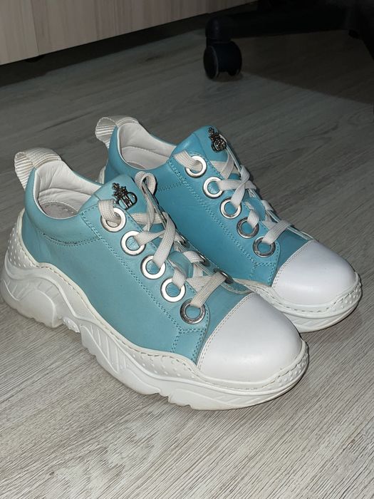 Дамски спортни обувки