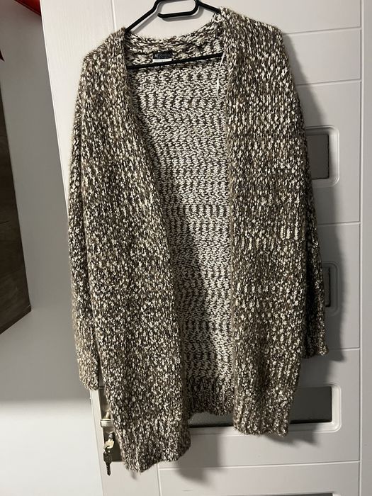 Cardigan gros, purtat de cateva ori