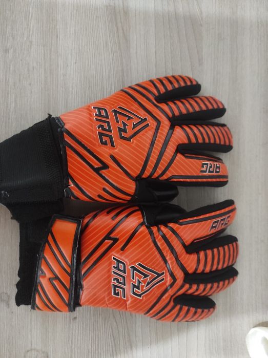 Продам вратарские перчатки