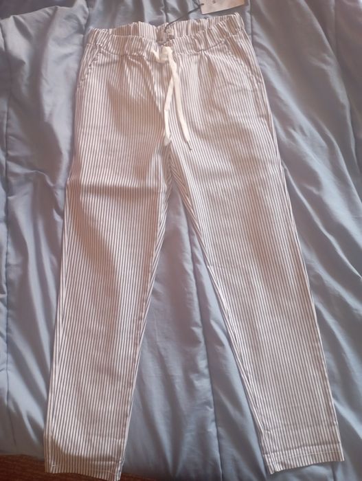 Бял панталон на сини черти