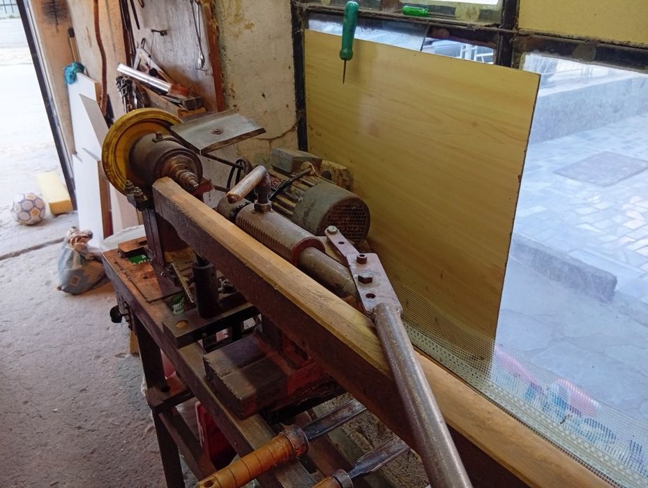 Струг за изработка на дървени крака за маси,спални-дръжки от дърво