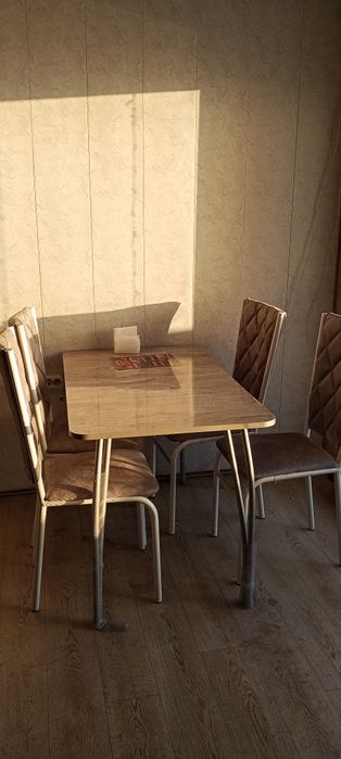 Продам 2 стола со стульями