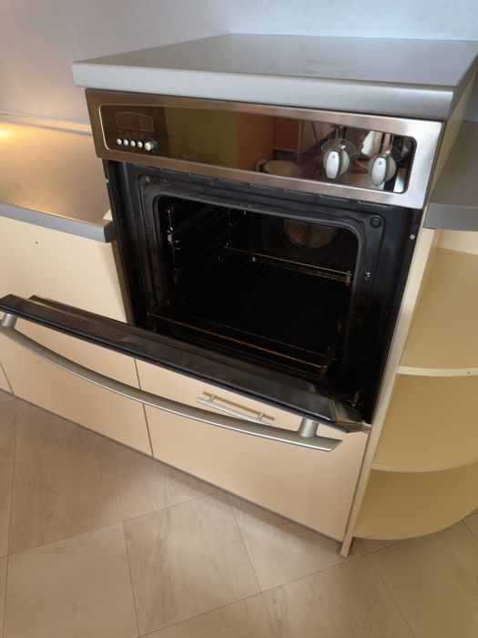 Кухня от МДФ и ПДЧ с вградени уреди