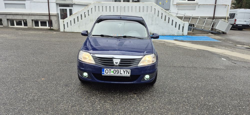 Vând Dacia logan