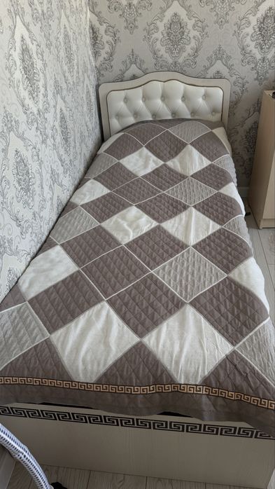 Продам 2 кровати с матрасом и со шкафом.