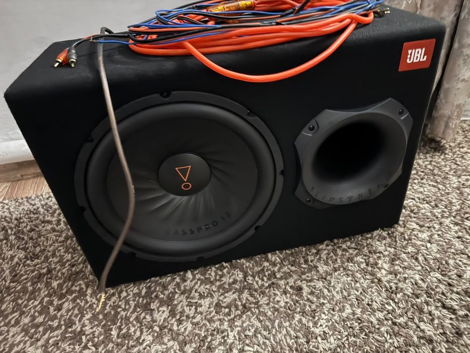 Продам сабвуфер  JBL