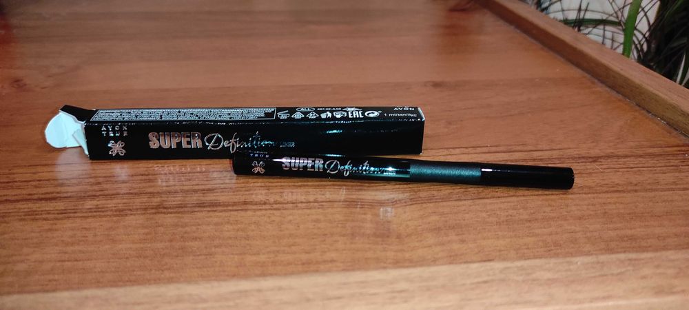 моливи за устни и очи / очна линия AVON